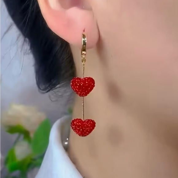 ♥️ NEW Sparkling Elegant Red Heart Drop Dangle Earrings ♥️ - Picture 1 of 6